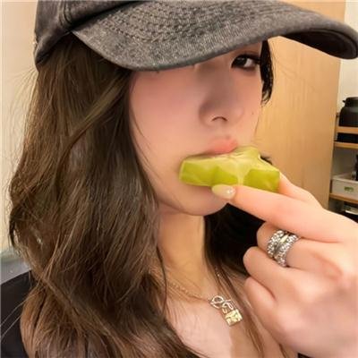 肚脐到膝盖之间